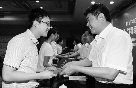 百余寒門學(xué)子到省直機關(guān)帶薪實習 每人每月可領(lǐng)到1500元