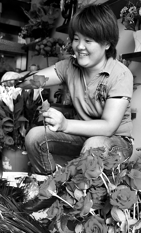 8月21日，內(nèi)黃縣一家鮮花店的工作人員正在包裝鮮花。