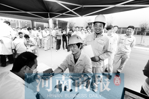 獻血團體正在獻血 獻血團體正在獻血