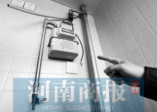 天然氣管裸露，有居民稱安裝好的燃?xì)庠罹咭恢遍e置