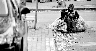 她靠在裝滿樹葉的大袋子上瞇了一會。