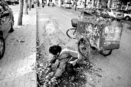 他不停清理著路邊的樹葉。