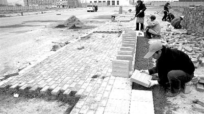 端午路正在鋪設(shè)人行道道磚，進(jìn)行工程收尾。