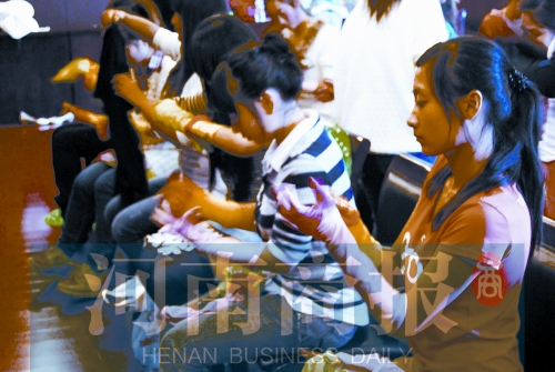 演出前，她們仔細(xì)檢查每一處細(xì)節(jié)