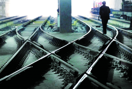 ▲鄭州地鐵1號線醫(yī)學(xué)院站，地下18米縱橫交錯的鐵軌伸向遠方。