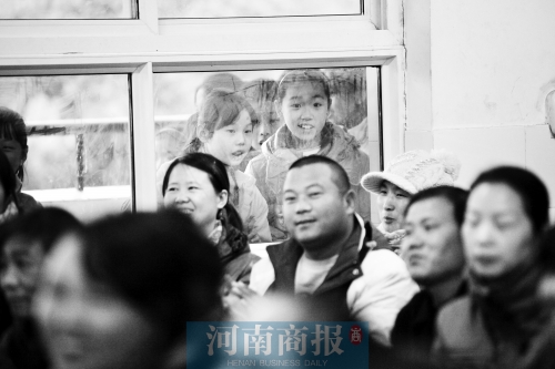 家長課堂上，孩子們趴在窗戶上圍觀