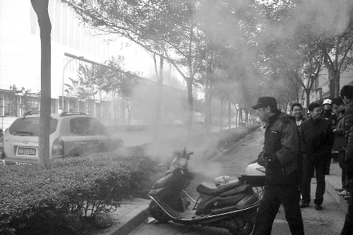 暖氣管爆裂，熱水熱氣從花壇中噴出。