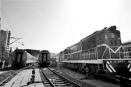 　　鄭州車輛段，擦拭一新的列車整裝待發(fā)。