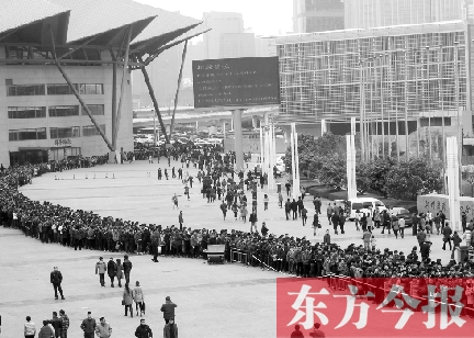 3月2日，在鄭州國(guó)際會(huì)展中心，河南省春季人才招聘會(huì)舉行，六萬(wàn)五千名求職者扎堆求職