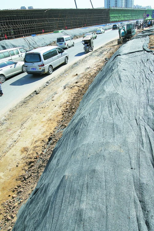 豐樂路與北三環(huán)交叉口，修路的土被歸置得整整齊齊，并用黑網(wǎng)覆蓋，既保暢通又避免了揚塵。