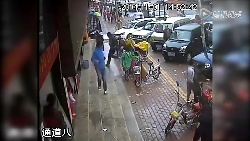 監(jiān)拍瘋狂逃犯當街砍死女子 連捅數刀場面血腥殘忍