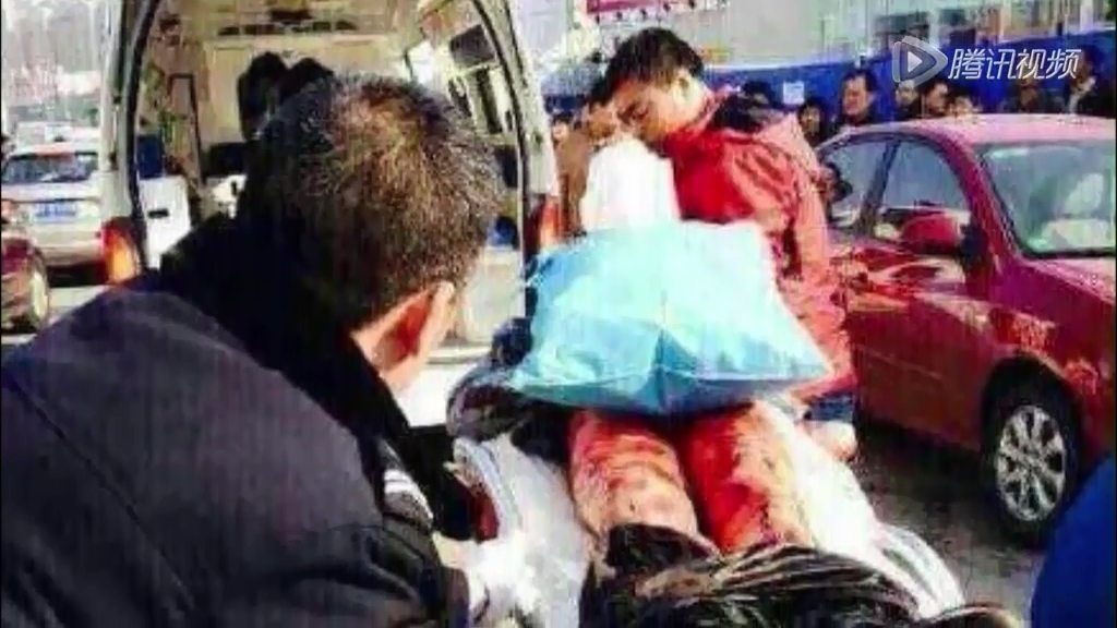 男子在煙臺(tái)汽車(chē)總站門(mén)口自殺：先自宮后抹脖子