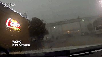 好可怕！大風(fēng)把火車從橋上吹了下來