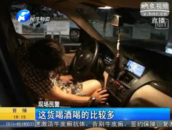 寶馬司機(jī)醉酒開(kāi)車睡著撞樹(shù)