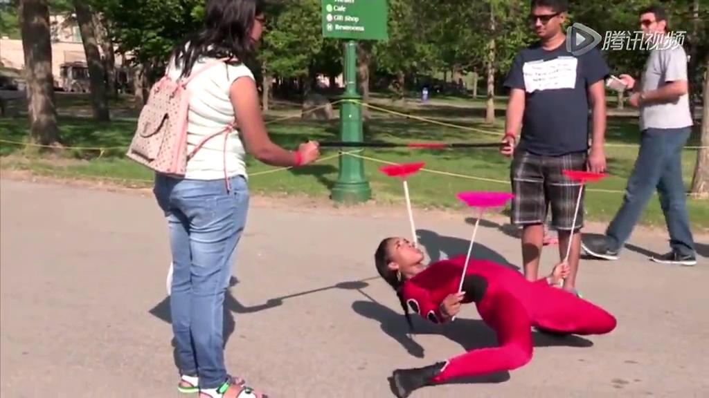 美少女彎腰穿過啤酒瓶高度欄桿 成功穿行轎車底部