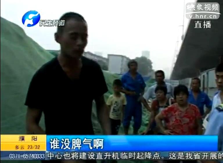 男子自稱(chēng)壓力大砸車(chē)吵交警