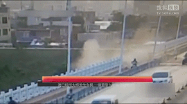 監(jiān)拍?？诃傊荽髽蛑匦涂ㄜ囍苯記_下大橋 司機獲救