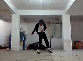 農(nóng)民工也愛邁克杰克遜！地下室模仿MJ經(jīng)典舞步