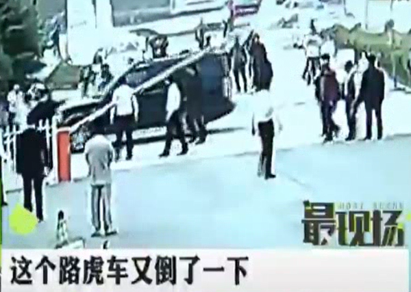 奧迪沒(méi)修好 路虎又被砸？