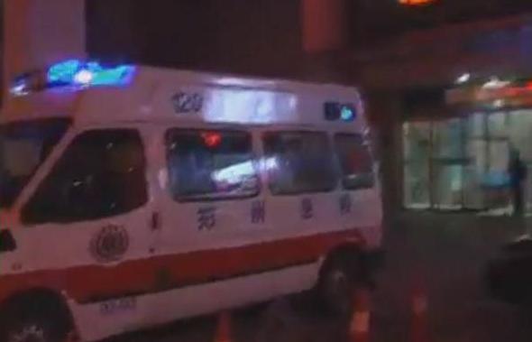 女兒不救父親，鄰居很憤怒