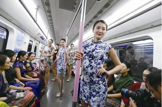 高顏值大學(xué)生模特車(chē)廂走秀