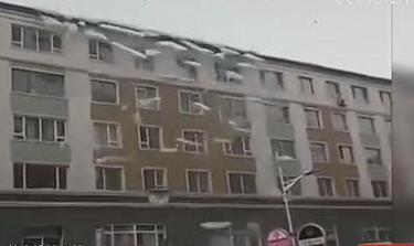 壯觀！樓房變冰雕瀑布