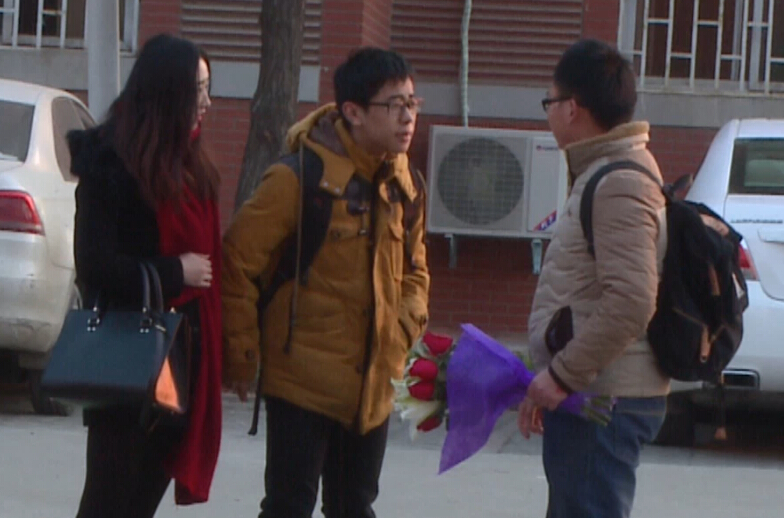 美女請(qǐng)你假裝其男友拒絕追求者，你會(huì)怎么辦？