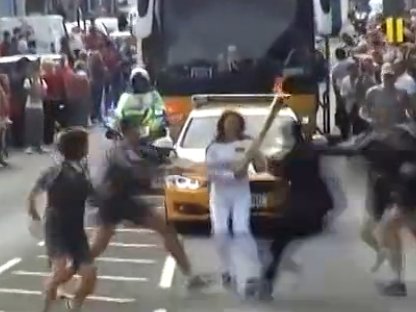 驚魂一幕！不速之客搶奧運火炬遭安保摁倒