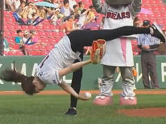 一字馬弱爆了! 藝體美女360度開(kāi)球看傻球員