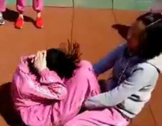 仰臥起坐險(xiǎn)癱瘓 正確姿勢(shì)咋做？