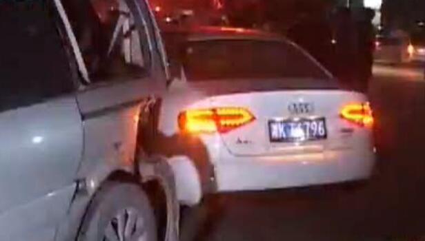 12車停路邊瞬間全報(bào)廢 咋回事？