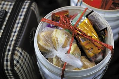 周雅麗的桶里裝滿(mǎn)了食物