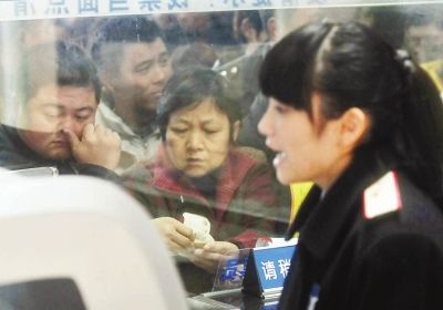 胡娜認(rèn)真、耐心地向旅客介紹票務(wù)情況