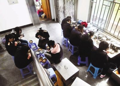 短短半個(gè)小時(shí)就餐休息時(shí)間，售票員們把椅子當(dāng)餐桌，擠在不到20平方米的地方吃飯