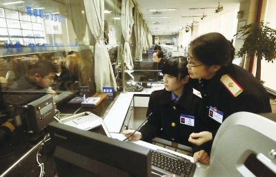 遇到一些突發(fā)情況，值班售票員都會(huì)上前協(xié)調(diào)并指導(dǎo)工作