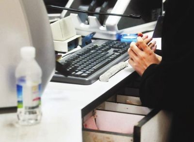 胡娜利用空閑時(shí)間活動(dòng)手指關(guān)節(jié)，以防手指僵硬打錯(cuò)車票