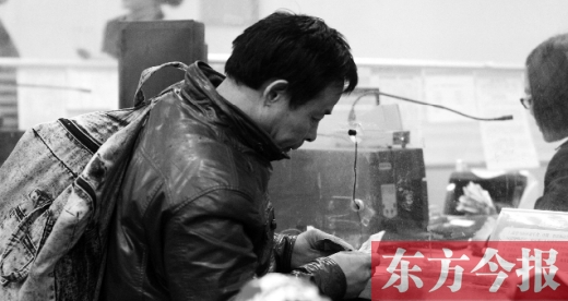 要是能買(mǎi)到一張座位票多好啊，一路不用站著回家了，這是他們最奢侈的想法