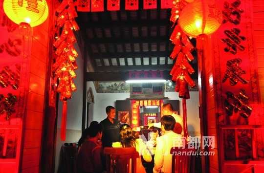 　　?？谌税殉Φ哪暌癸埛Q為“吃圍爐”。