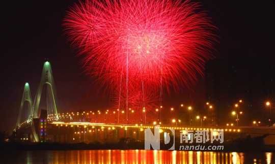  ?？谑忻癯赃^了年夜飯,到西海岸燃放觀賞煙花是近年來興起的一大潮流。