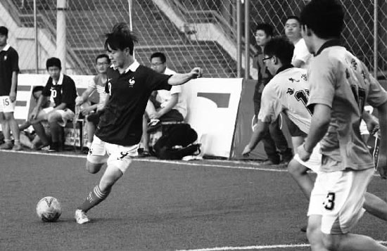 只要有球踢，小伙子們就很高興