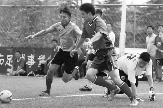 鄭州航院隊與鄭州經(jīng)開正和隊的比賽,可謂是學(xué)生軍和朋友隊之間的強強對決 鄭州航院隊與鄭州經(jīng)開正和隊的比賽,可謂是學(xué)生軍和朋友隊之間的強強對決