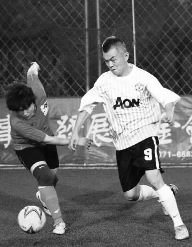 跟男人踢球，鏗鏘玫瑰們?cè)缫蚜?xí)慣