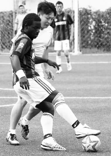 黑人小伙維安雖然沒有進(jìn)球，但其在場上展現(xiàn)出來的個(gè)人能力，贏得了對手的稱贊