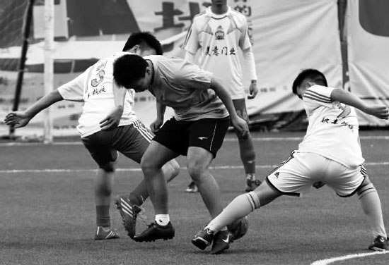 奪冠熱門球隊(duì)美意門業(yè)，上半場(chǎng)就踢出了5:0的一邊倒局面