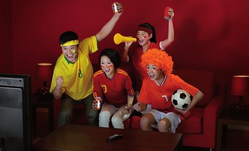約三五好友,看球加啤酒,世界杯我們不僅是看客。
