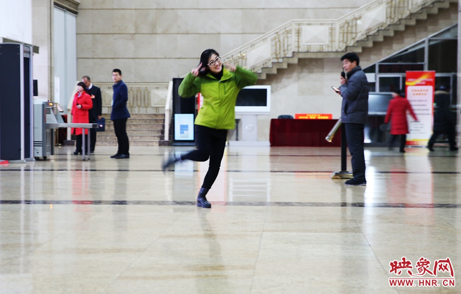 南樂天完成一個采訪后，興奮的跳了起來。