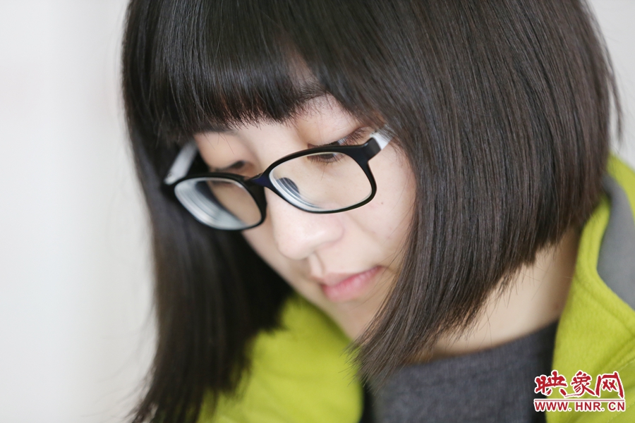 采訪中認真記錄的樂天。