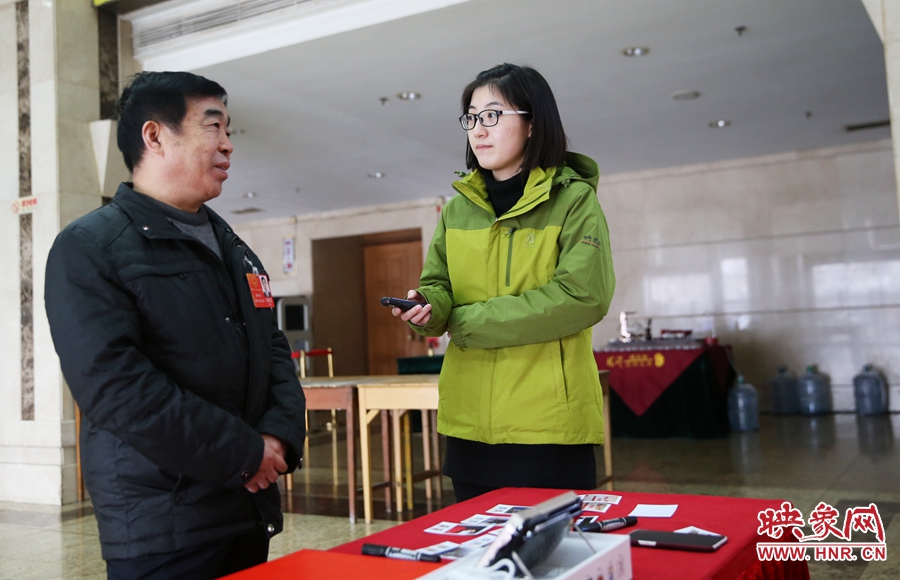 會議間隙采訪代表。