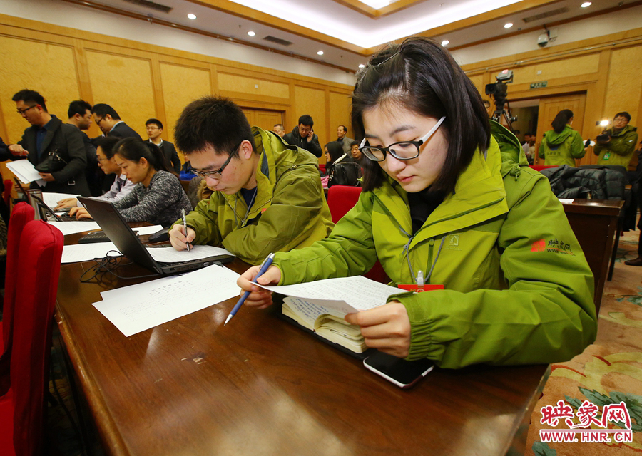 大象融媒映象網(wǎng)記者南樂天在兩會記者會開始前積極準備。