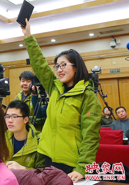 兩會記者會，樂天站起來舉手。